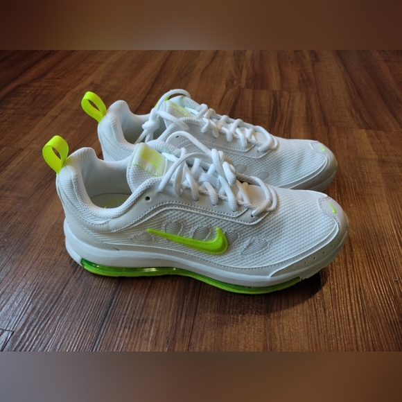 NWT Nike Air Max AP in White/Volt (Size 9) - Picture 4 of 7